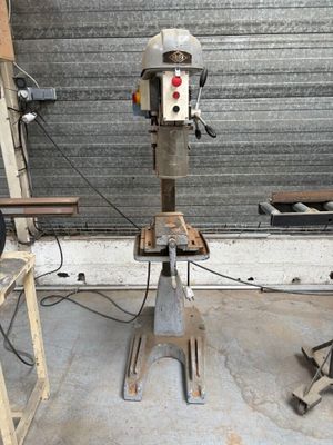 une machine posée sur un support dans un garage