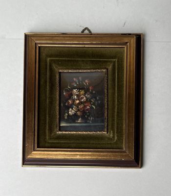 une photo d'un tableau accroché au mur