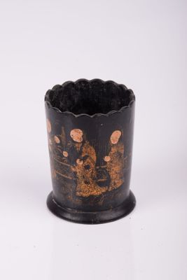 une image représentant un vase noir orné d'un dessin représentant un homme et une femme