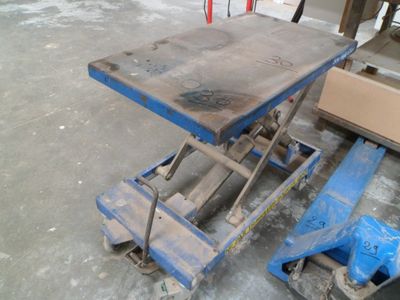 une image d'une table sur un chariot dans un entrepôt