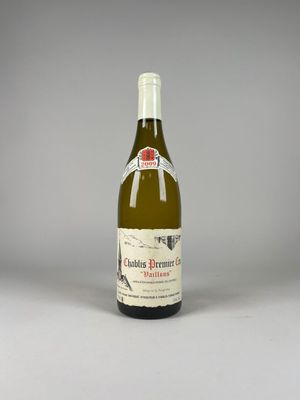 une bouteille de vin posée sur une table