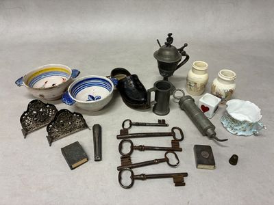 un grand nombre d'objets posés sur une table