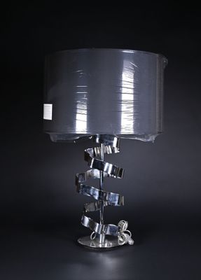 CADES ? Lampe à poser en métal, le fût orné d'un ruban métal…