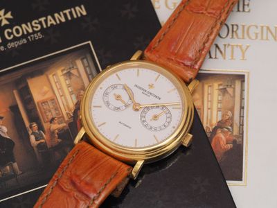 une montre posée sur un livre