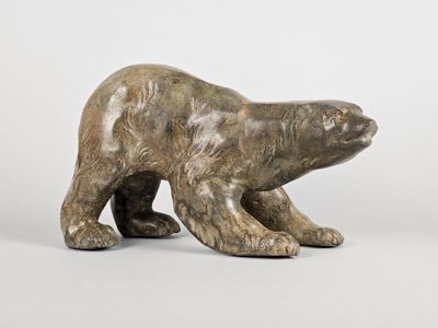 sculpture représentant un ours polaire sur fond blanc