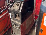 une machine qui se trouve à côté d'autres machines