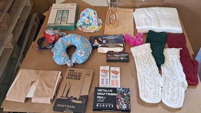 une table sur laquelle se trouvent de nombreux objets, notamment des gants, des mitaines, un livre et d'autres objets