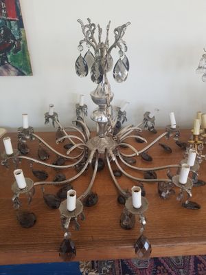 1 LUSTRE en métal argenté à pendeloques en verre taillé colo…