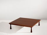 une photo d'une table basse en bois posée sur une surface blanche