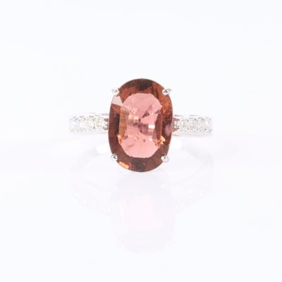 une bague en tourmaline rose et diamant