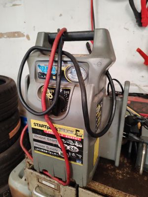 une photo d'un chargeur de batterie de voiture dans un garage