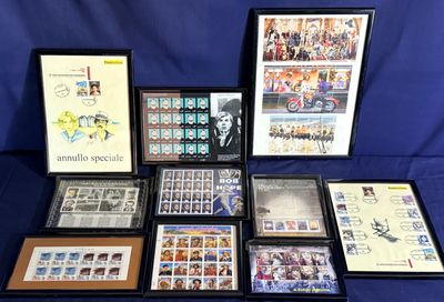 il y a beaucoup de timbres exposés sur la table