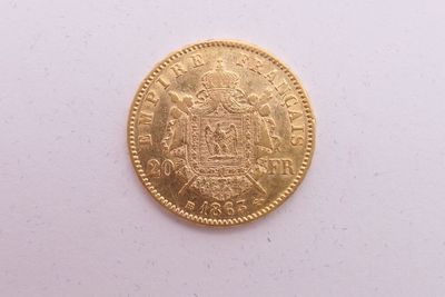 gros plan d'une pièce d'or sur une surface blanche