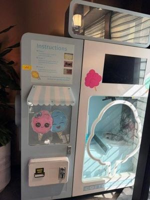un distributeur automatique dans lequel se trouve une peluche
