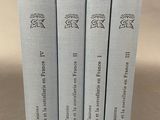 quatre livres sont empilés sur une table