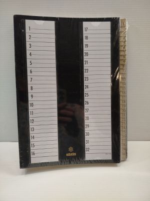 une photo d'une table sur laquelle se trouve un calendrier
