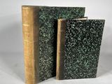 deux livres posés l'un à côté de l'autre sur une surface blanche