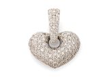 une image représentant un pendentif en forme de cœur en diamant sur fond blanc