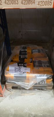 une pile de colis posée sur une étagère dans un magasin