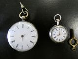 deux horloges et une clé posées sur une table