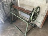 une machine posée sur un support dans une pièce