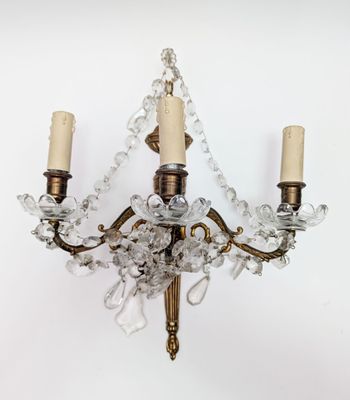 un lustre en cristal surmonté de deux bougies