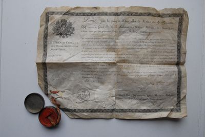 un vieux bout de papier sur lequel figurent un timbre et un cachet de cire
