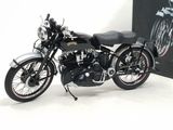 une moto noire garée à côté d'une boîte noire