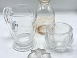 un pichet en verre et deux verres posés sur une table