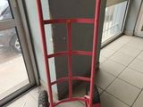un diable rouge posé par terre