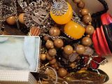un bol blanc rempli d'un assortiment de perles et de colliers
