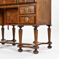 Bureau mazarin en bois de placage marqueté et bois noirci, à… (photo 2)