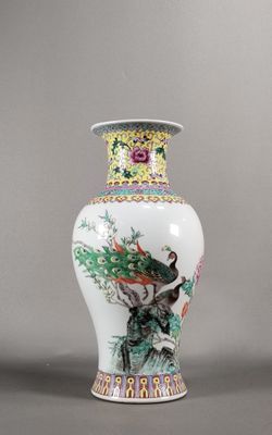 un vase avec un oiseau posé sur une table