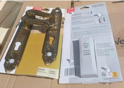 une boîte munie d'une poignée de porte et une boîte munie d'une poignée de porte