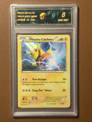 un gros plan d'une carte Pokémon accrochée au mur