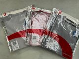 trois sacs de vêtements posés sur une table