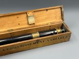 une vieille boîte en bois contenant un télescope, posée sur une table