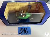 une boîte contenant une petite voiture, posée sur une table