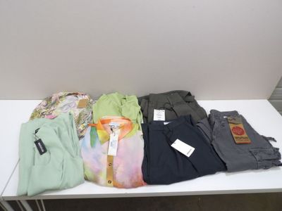 une table blanche sur laquelle sont posés plusieurs vêtements