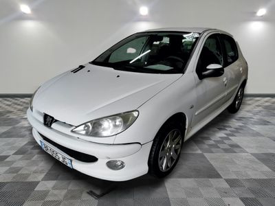la photo d'une voiture blanche garée dans un garage