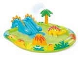 un gros plan d'une piscine gonflable avec un toboggan gonflable