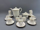 plusieurs tasses et soucoupes et une théière sur la table