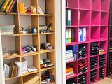 une pièce dont les étagères sont remplies de livres