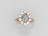 une bague sertie d'un diamant bleu et d'un ensemble de diamants