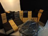 de nombreux sacs posés sur une table