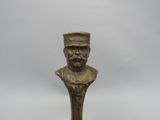 statue représentant le buste d'un homme coiffé d'un chapeau