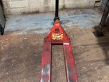 un chariot élévateur rouge garé dans un garage