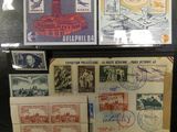 Plusieurs timbres différents sont exposés dans une vitrine.