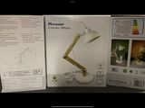 emballage d'une lampe posée sur une table