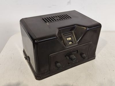 une image représentant une petite boîte noire posée sur une table